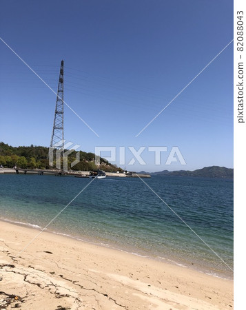 《Rabbit Island (Okunoshima) A ship at a pier with a pier, the beach of the sea, a sandy beach and a blue sky with a steel tower》 (Hiroshima Prefecture) 82088043