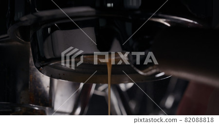 espresso pour from bottomless portafilter closeup 82088818