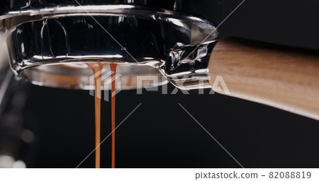 espresso pour from bottomless portafilter closeup 82088819