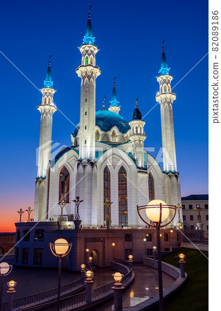 View of the mosque Kul Sharif in Kazan at sunrise. 82089186