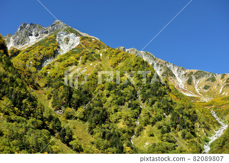 Superb view autumn leaves Road to Karasawa, Northern Alps of Kinshu 82089807