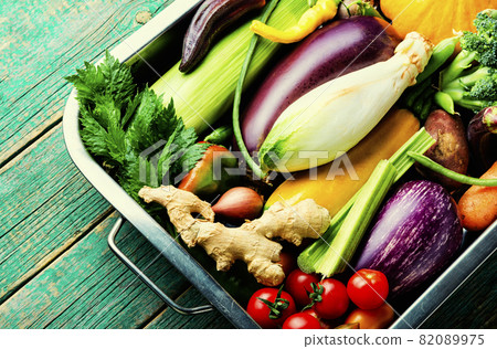 Set of raw vegetables 82089975
