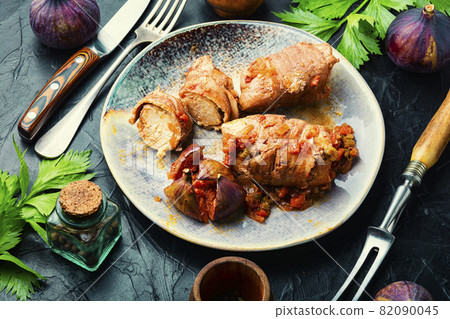 Chicken rolls with figs Chicken rolls with figs 82090045