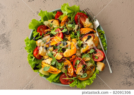 Tomato, pineapple and lettuce salad 82091306