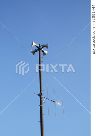 Disaster prevention radio in the blue sky 82091444
