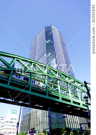 東京御茶水的神田川沿岸，秋高氣爽的天空，有鐵路的風景，高架橋，鐵藍色的天空，摩天大樓，火車運行的高架橋 82091695