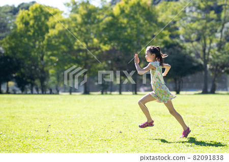 在草坪上奔跑的女孩 82091838