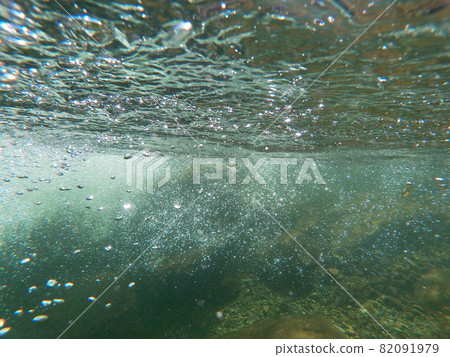 河裡的水泡 82091979