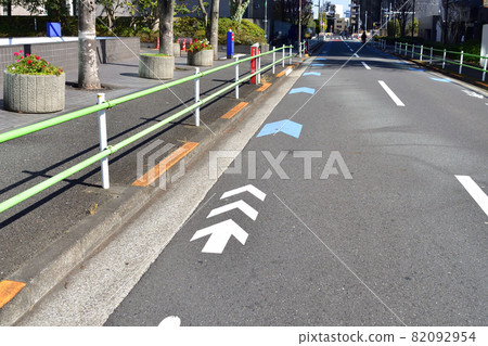 道路左側的自行車導覽線 82092954