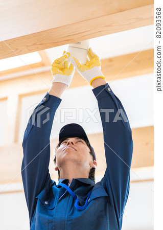 維護電氣設備的技術人員 82093568