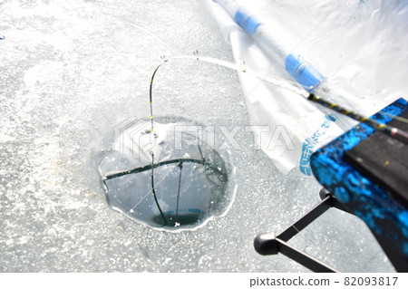 在蝸牛帳篷裡的冰上釣魚 82093817