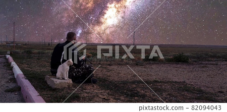 Traveller looking at stars 82094043