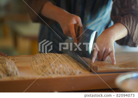 切蕎麥的女人的手 切蕎麥的女人的手 82094073