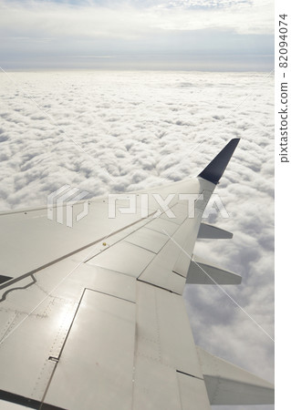 從飛越雲層的客機上看 從飛越雲層的客機上看 82094074