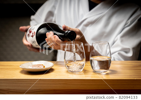 由廚師倒酒 82094133