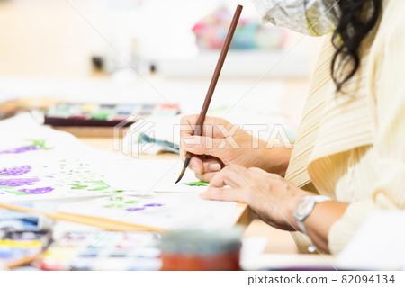 一位在文化中心學習繪畫的女性 82094134