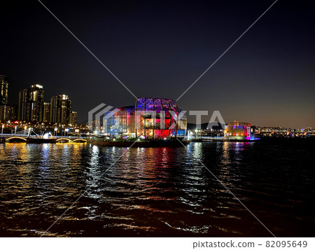 Seoul, South Korea | Some sevit in the Han River Seoul, South Korea | Some sevit in the Han River 82095649