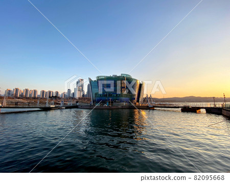 Seoul, South Korea ｜ Some sevit in the Han River 82095668