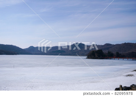 在冰上釣魚 在冰上釣魚 82095978