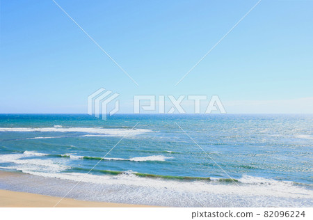 The sea on a day when the waves are high and the wind is strong 82096224