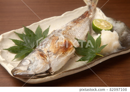 鹽烤竹莢魚 82097108