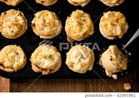 Mince meat mini pies with mashed potato 82097861