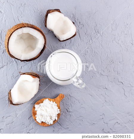 Vegan powdered milk made from coconut, powder and dissolved with water, square format 82098331