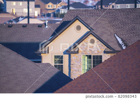 Roofs and gables of American houses in winter Roofs and gables of American houses in winter 82098343