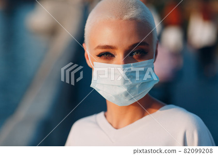 Millenial young woman blonde short hair outdoor smiling portrait. 82099208