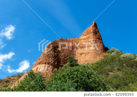 Impressive cultural landscape at the Las Medulas historic gold mining Roman era works site on a sunny day. 82099393