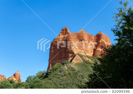Spectacular view of the Las Medulas historic gold mining site on a sunny day. 82099396