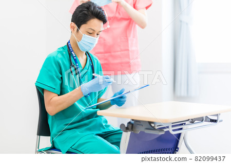 Medical image Doctor who asks questions Photographing cooperation: Japanese language school attached to Chuo Institute of Technology 82099437