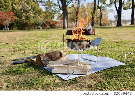 Enjoy the autumn leaves and the bonfire at the bonfire in the park 82099448