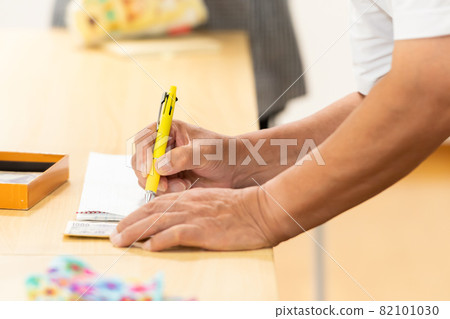 一個人在筆記本上寫筆記的手 一個人在筆記本上寫筆記的手 82101030