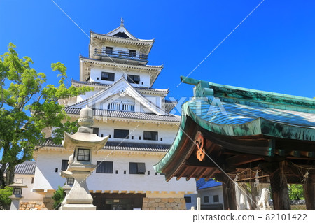 [Ehime Prefecture] Imabari Castle castle tower under clear skies 82101422