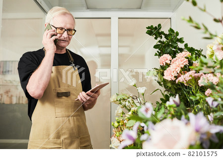 Male Florist Working in Shop Male Florist Working in Shop 82101575