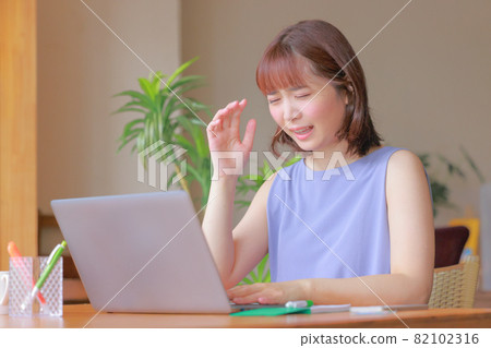 A woman who finds a mistake in the document she made and is in a hurry 82102316