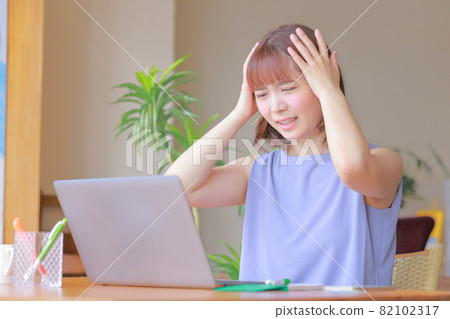 A woman who finds a mistake in the email she sent and mourns with her head 82102317