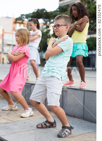 Group of kids performing street dance outdoors 82102478
