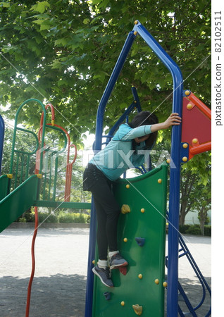 健康的高大美女抱石和伸展運動 82102511