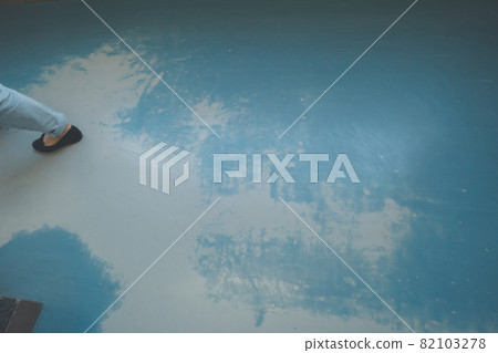 Floor paint peeling 82103278