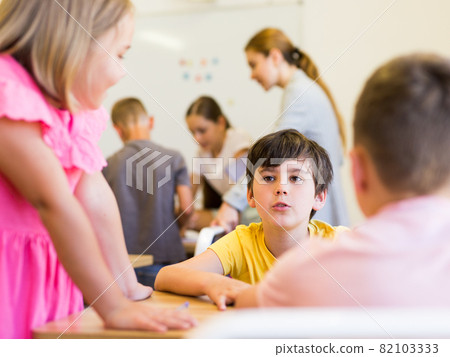 Schoolchildren performing team tasks 82103333