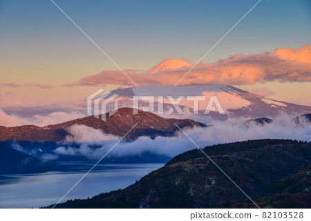 (Kanagawa) Mt. Fuji seen from Hakone where the Asahi was inserted 82103528