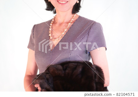 有毛皮，沒有臉的中年婦女 82104571