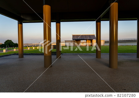 Evening view of the eight-legged gate seen from the main hall of the Kurube government ruins in Yokkaichi City, Mie Prefecture Evening view of the eight-legged gate seen from the main hall of the Kurube government ruins in Yokkaichi City, Mie Prefecture 82107280