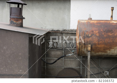 煤油罐和小屋 82108372