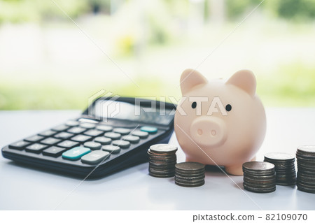 Finnace , Saving money and investment concepts. Finnace , Saving money and investment concepts. 82109070