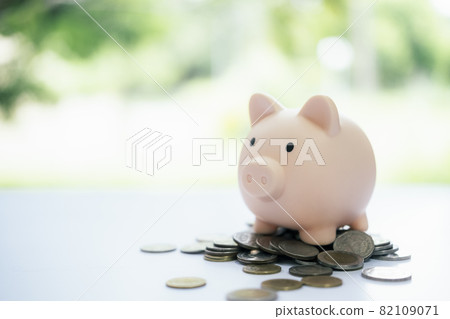 Finnace , Saving money and investment concepts. Finnace , Saving money and investment concepts. 82109071