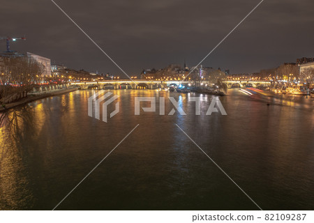 The Seine river at night 82109287