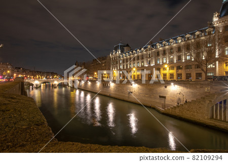 塞納河在晚上 82109294